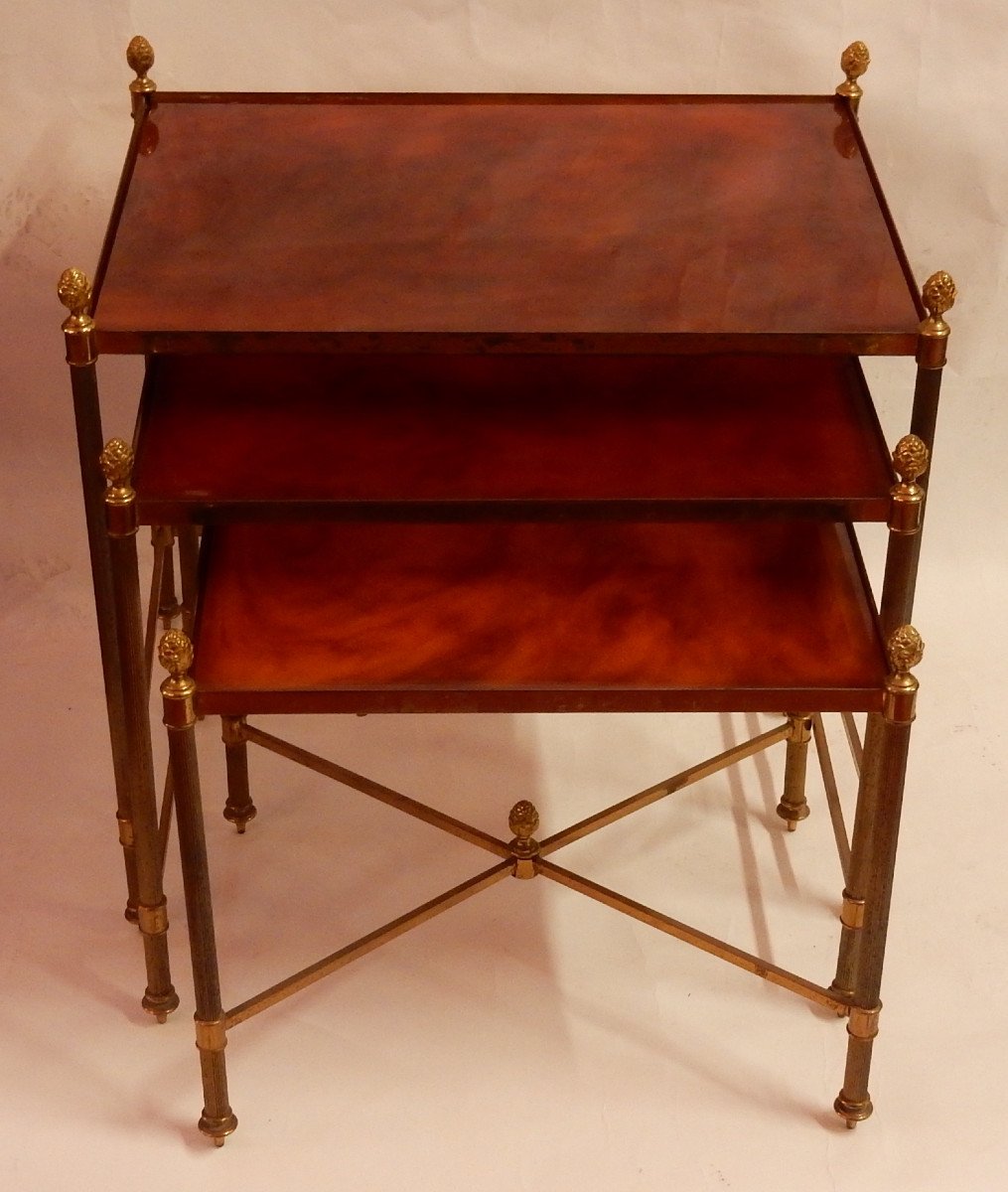 1970 ′ Series Of 3 Maison Baguès Nesting Tables In Gilt Bronze, 3 Bakelite Trays Amber Style