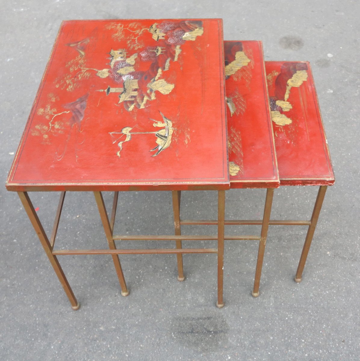 1950/70' Série de 3 Tables Gigognes DLG Maison Ramsay en Fer Doré Plateaux Laque de Chine Rouge-photo-3