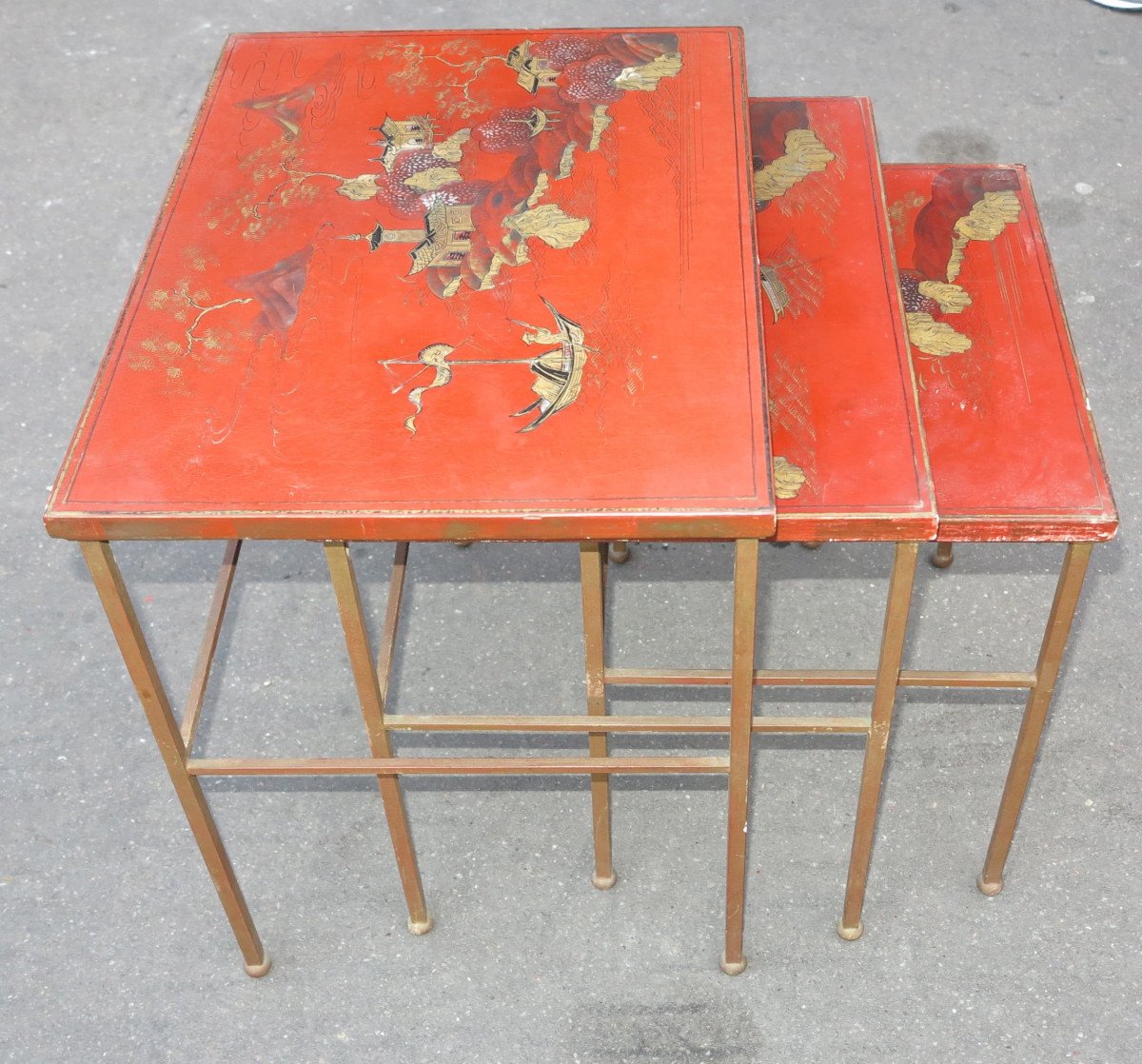 1950/70' Série de 3 Tables Gigognes DLG Maison Ramsay en Fer Doré Plateaux Laque de Chine Rouge