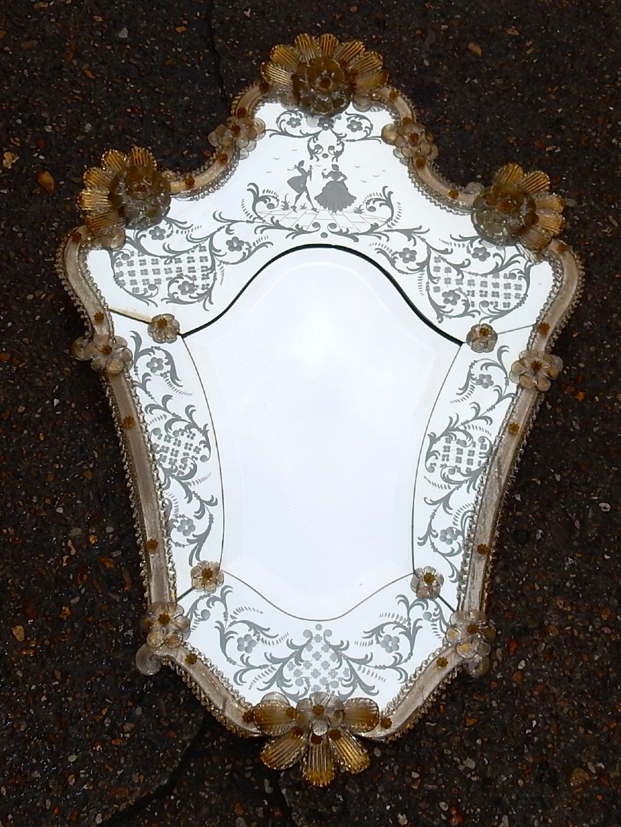 1950/70 Romantic Murano Mirror With Mr And Mrs Gold Paillons, H 87 X 59 Cm-photo-2