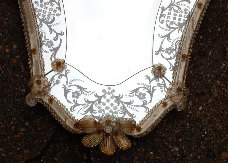 1950/70 Romantic Murano Mirror With Mr And Mrs Gold Paillons, H 87 X 59 Cm-photo-3