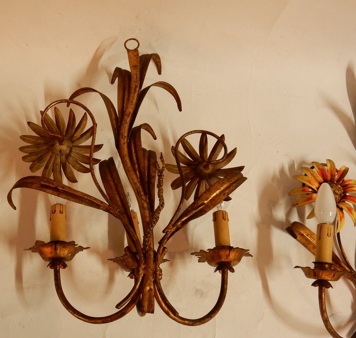 1970 ′ Pair Of Painted Metal Sconces With Sunflower Decor-photo-1