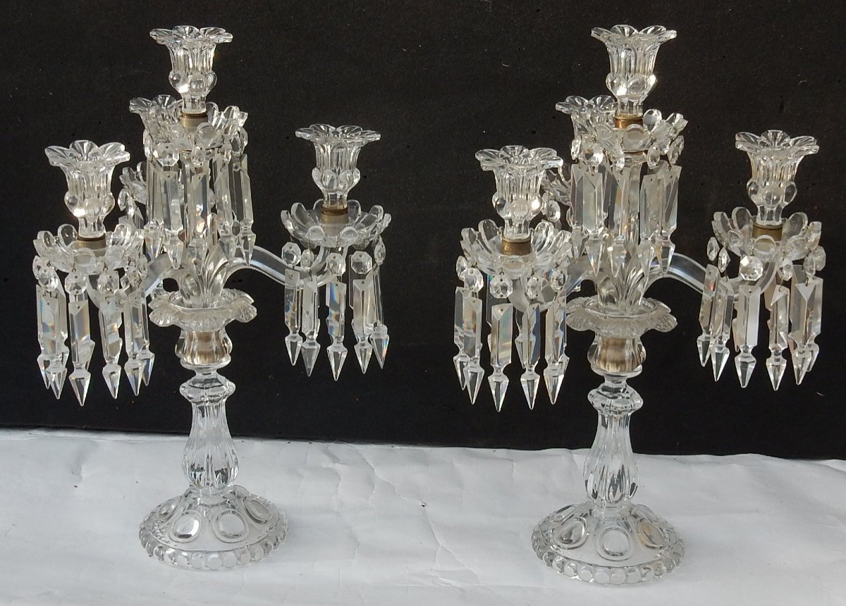 1950′ Paire De Chandeliers 3 Branches Socles Perlés Et Signés En Relief Baccarat