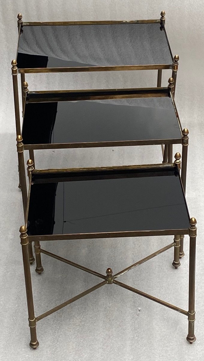 1970′ Series Of 3 Maison Baguès Nesting Tables In Gilt Bronze, 3 Blackened Glass Trays 38x50x47-photo-2