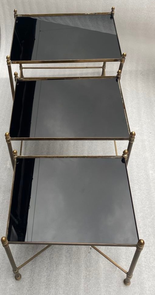 1970′ Series Of 3 Maison Baguès Nesting Tables In Gilt Bronze, 3 Blackened Glass Trays 38x50x47-photo-3