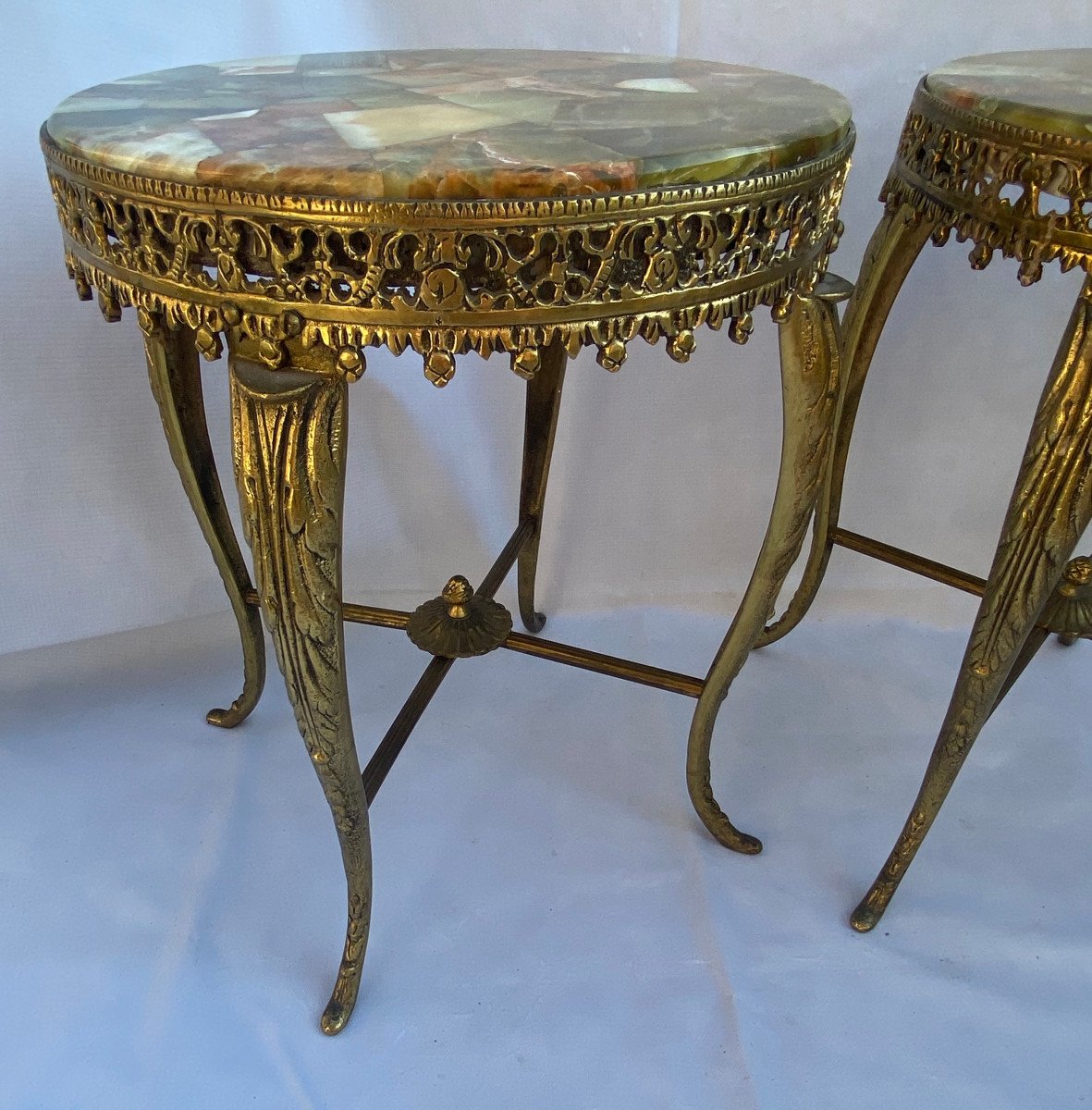 1970′ Paire De Sellettes En Bronze Doré Style Lxv Plateaux Marquetterie D’onyx H 46 , ø 37 Cm-photo-4