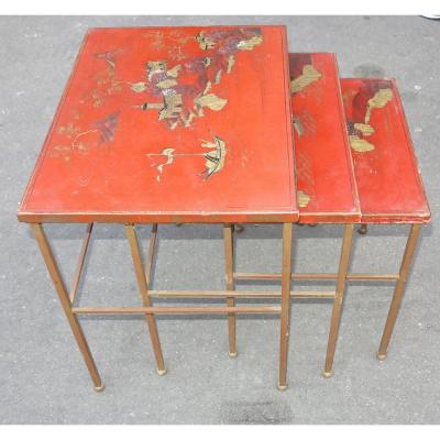 1950/70' Série de 3 Tables Gigognes DLG Maison Ramsay en Fer Doré Plateaux Laque de Chine Rouge