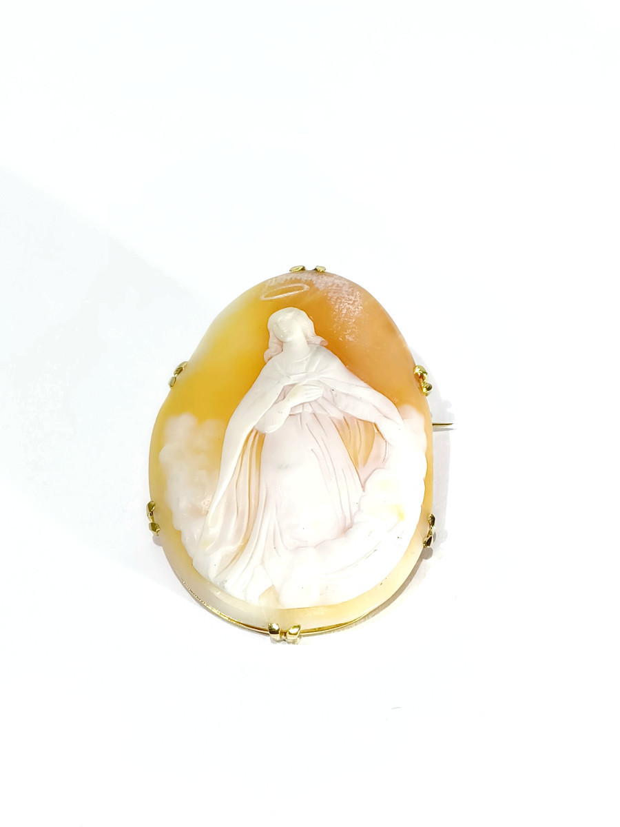 Gold-mounted Shell Cameo Brooch Representing An Angel