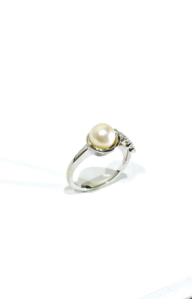 White Gold Ring With Pearl And Diamonds-photo-2