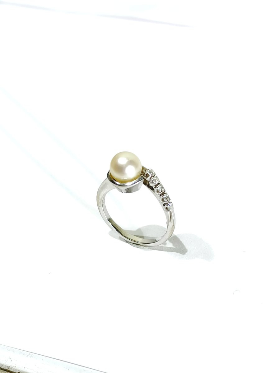 White Gold Ring With Pearl And Diamonds-photo-3