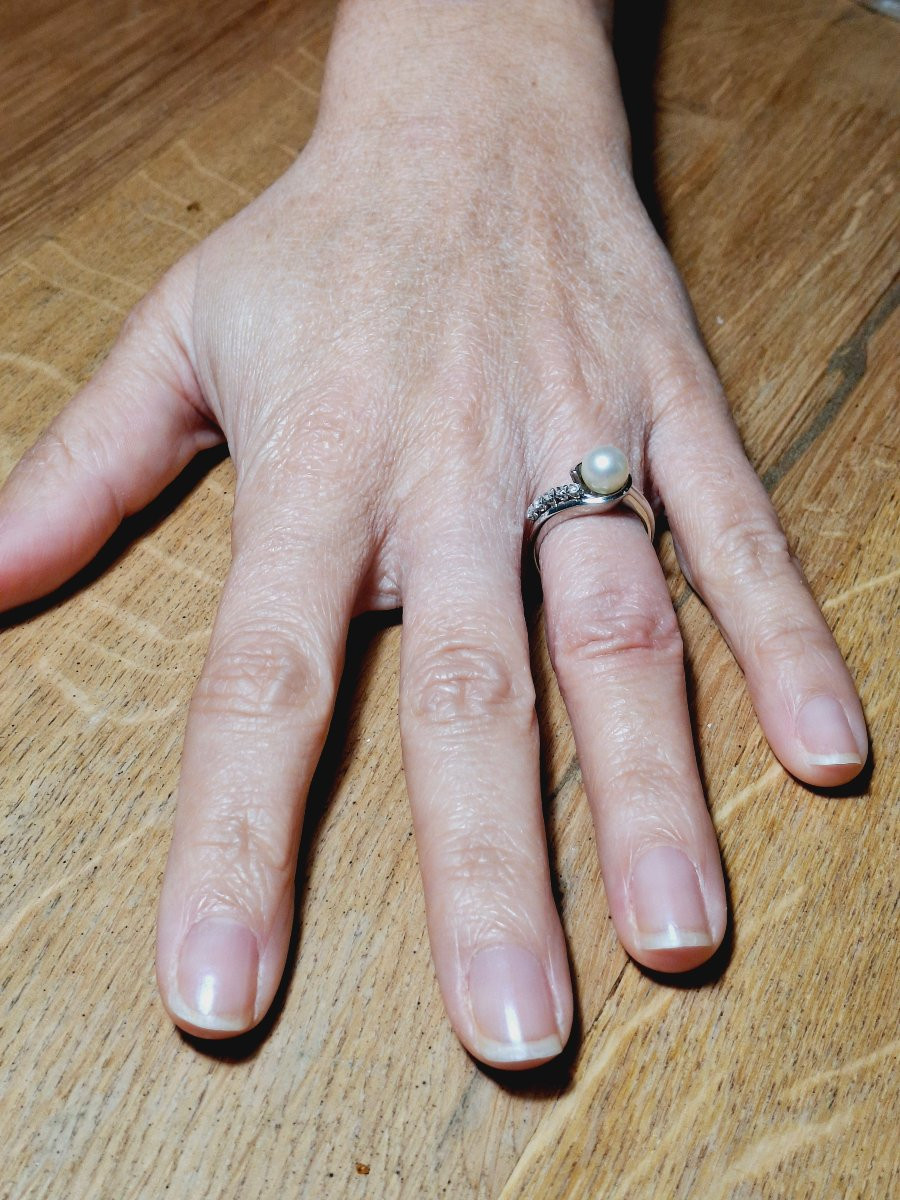 White Gold Ring With Pearl And Diamonds-photo-4