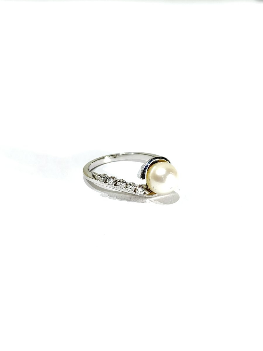 White Gold Ring With Pearl And Diamonds-photo-3
