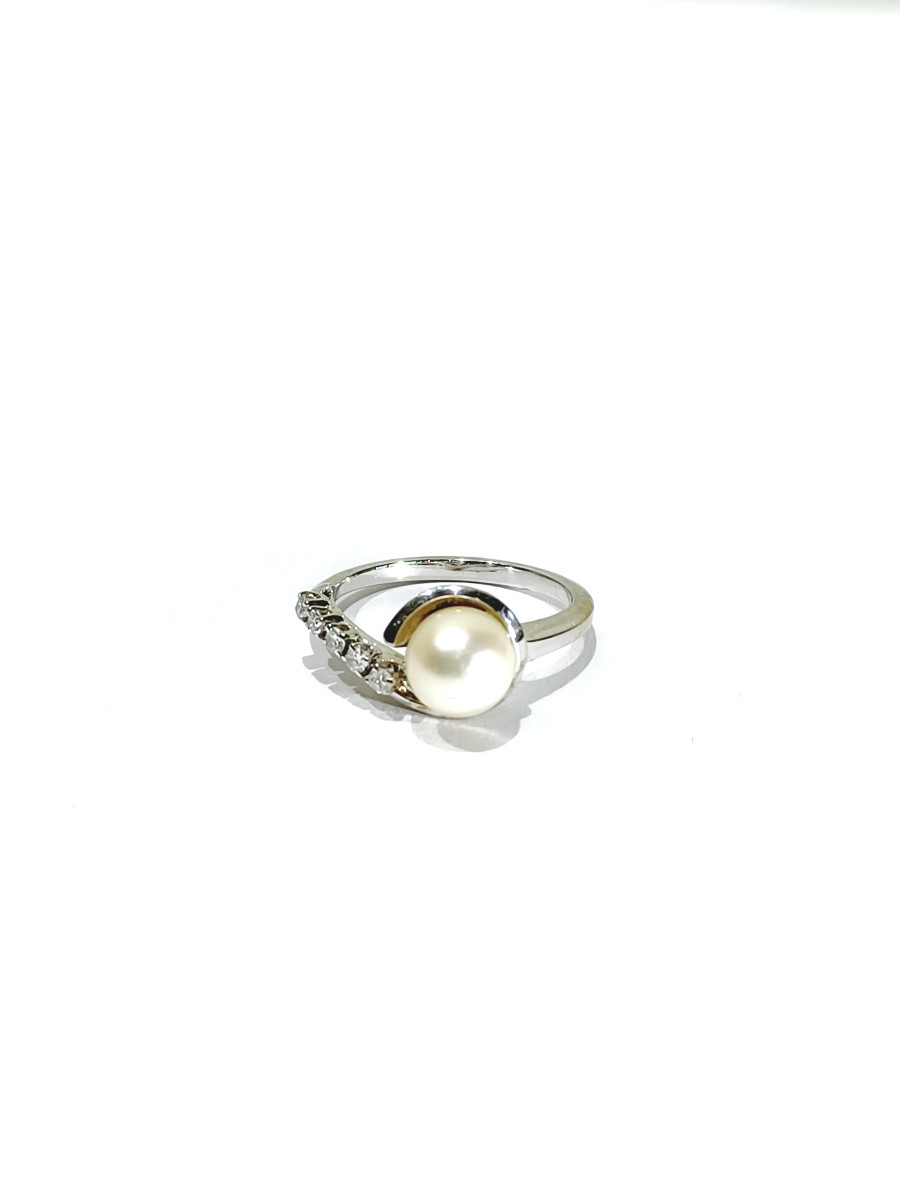 White Gold Ring With Pearl And Diamonds