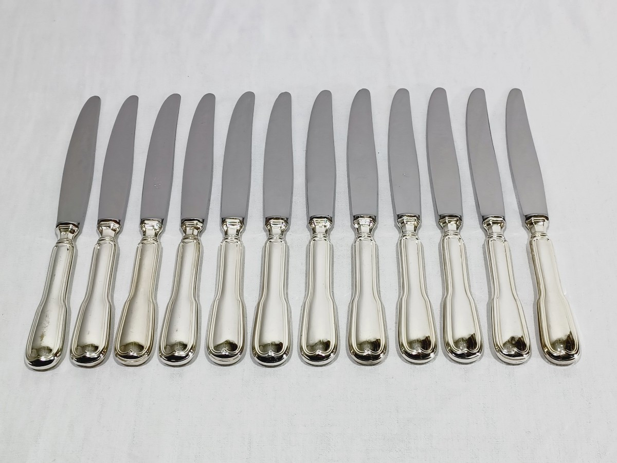 SFAM - 12 COUTEAUX DE TABLE EN MÉTAL ARGENTÉ FILETS 