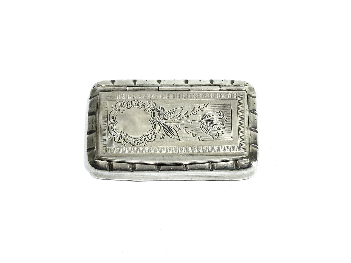 TABATIÈRE EN ARGENT GUILLOCHÉE 