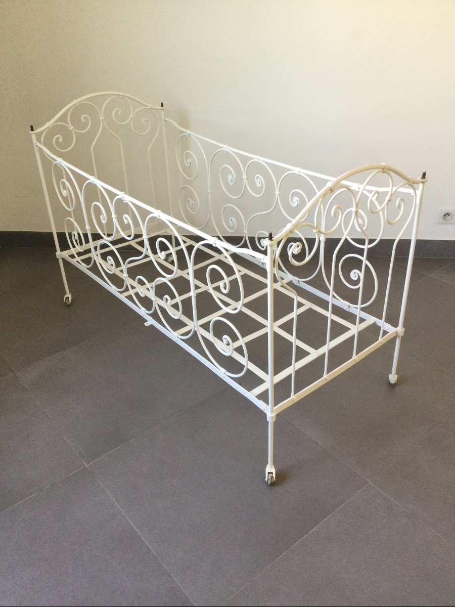 White Wrought-iron Folding Bed