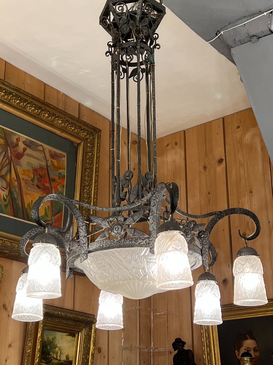 Schneider, Large Art Deco Chandelier, Wrought And Hammered Iron Frame, 1925, With 6 Tulips