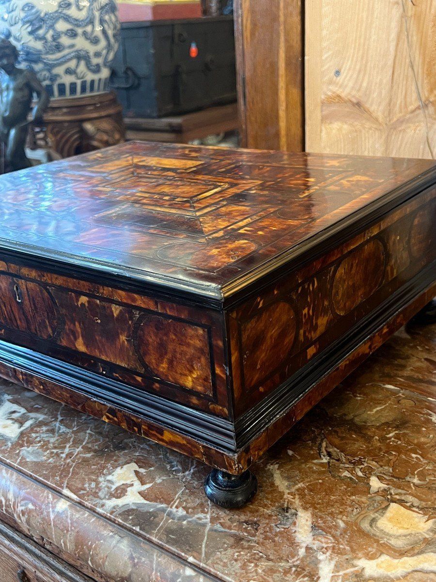 Important Coffret Ancien Recouvert En écaille De Tortue, époque Fin XVIIe Siècle-photo-1