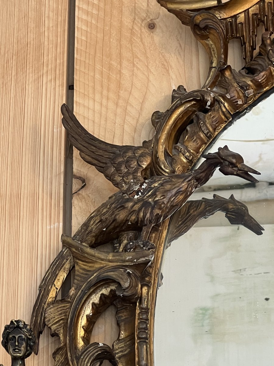 Grand miroir en bois doré, richement sculpté de dragon ailés, époque XIXe siècle-photo-1