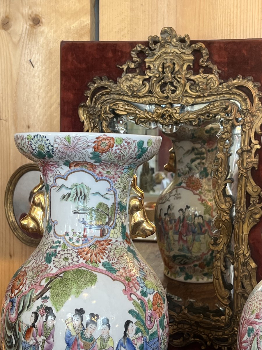 Paire de vases en porcelaine de Chine, décor d'une famille et fleurs, époque XXe, tampon rouge-photo-2