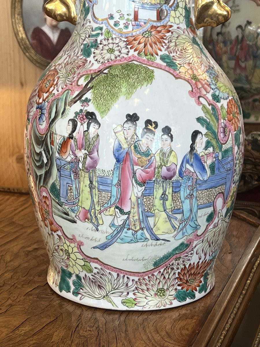 Paire de vases en porcelaine de Chine, décor d'une famille et fleurs, époque XXe, tampon rouge-photo-3