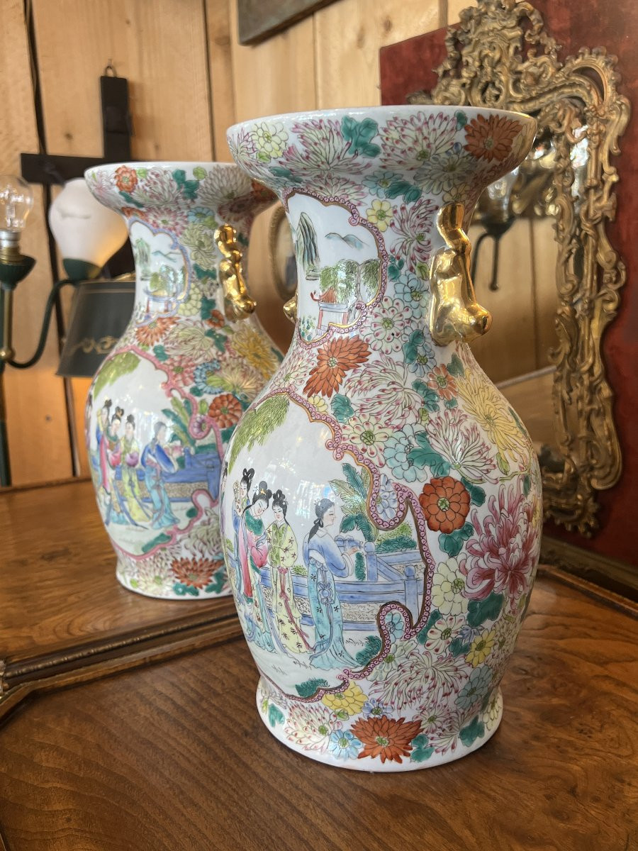 Paire de vases en porcelaine de Chine, décor d'une famille et fleurs, époque XXe, tampon rouge-photo-1