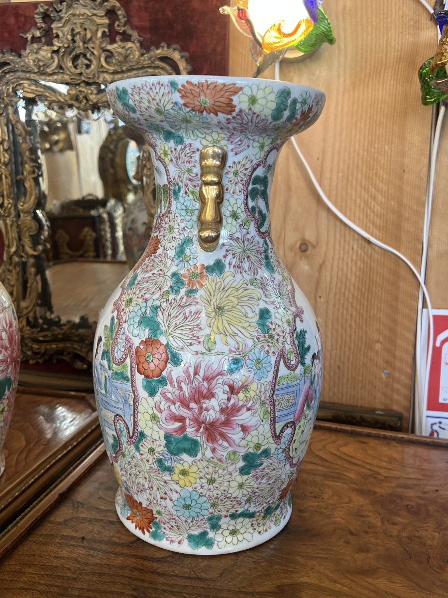 Paire de vases en porcelaine de Chine, décor d'une famille et fleurs, époque XXe, tampon rouge-photo-2