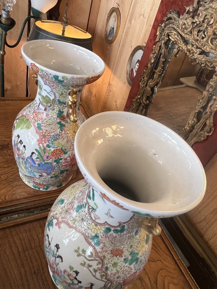 Paire de vases en porcelaine de Chine, décor d'une famille et fleurs, époque XXe, tampon rouge-photo-4