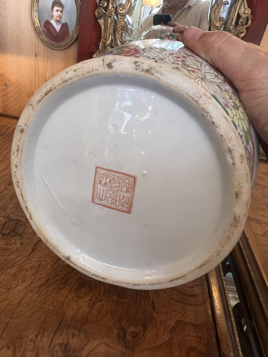 Paire de vases en porcelaine de Chine, décor d'une famille et fleurs, époque XXe, tampon rouge-photo-5
