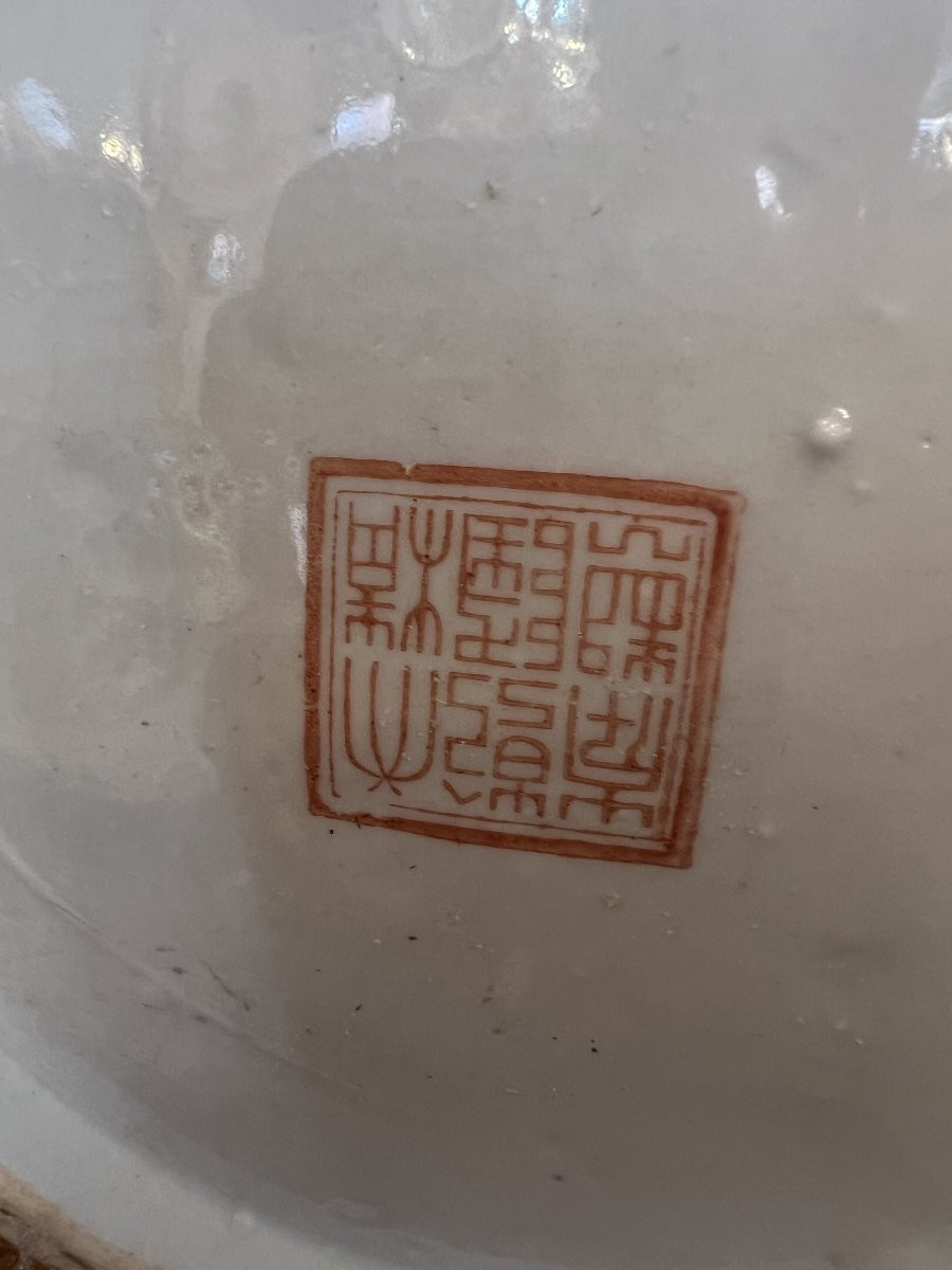 Paire de vases en porcelaine de Chine, décor d'une famille et fleurs, époque XXe, tampon rouge-photo-6