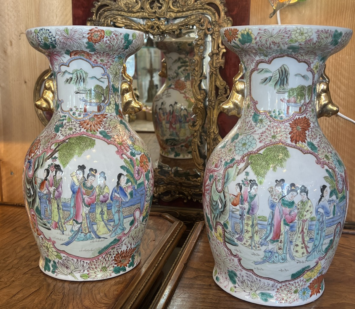 Paire de vases en porcelaine de Chine, décor d'une famille et fleurs, époque XXe, tampon rouge