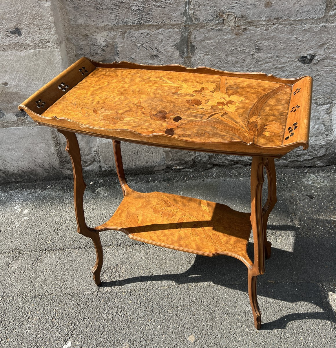 Table à thé à deux plateaux en bois de placage d’époque art Nouveau, signé Émile Gallé-photo-2