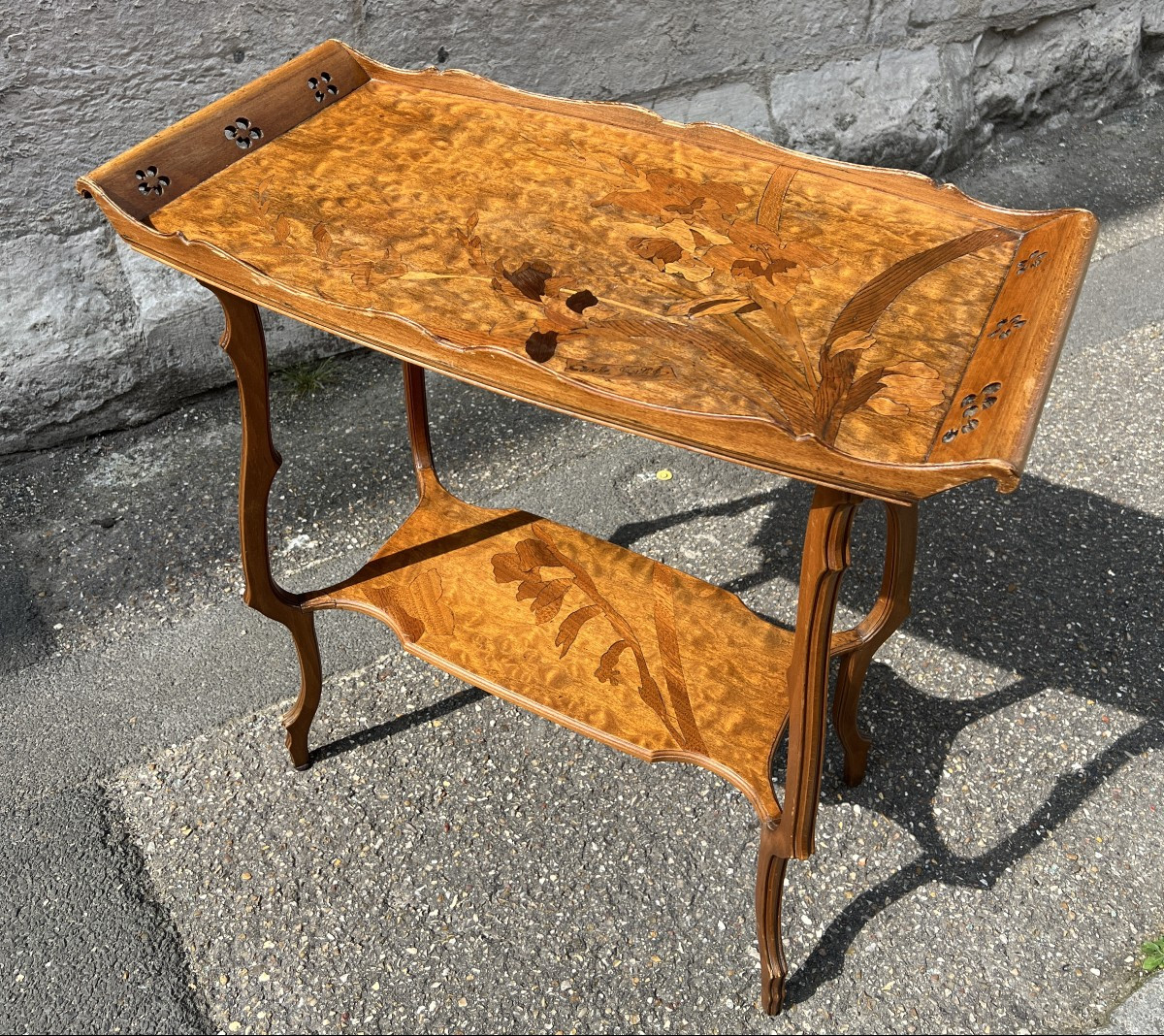 Table à thé à deux plateaux en bois de placage d’époque art Nouveau, signé Émile Gallé