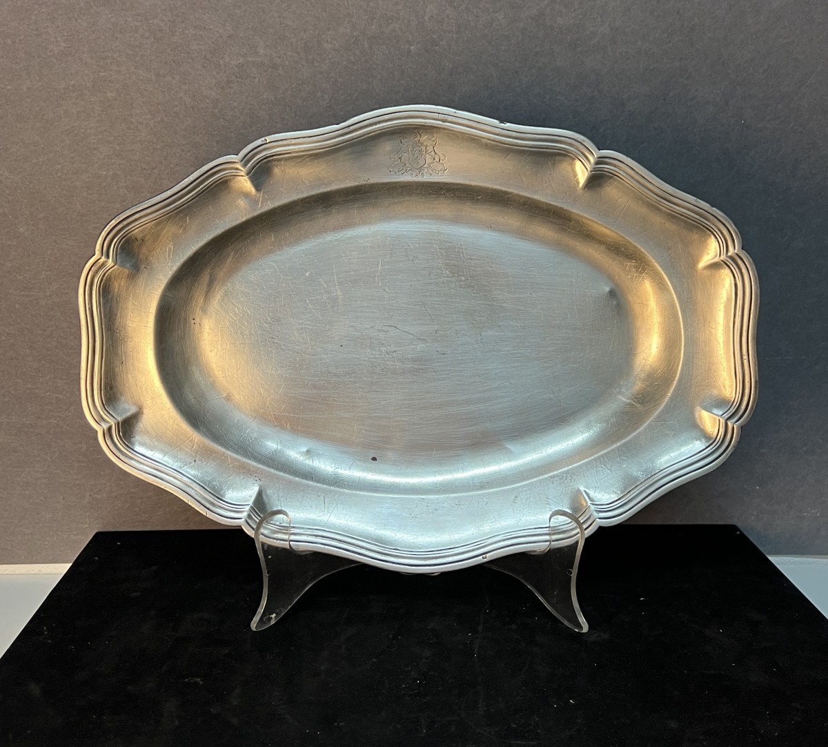 Plat ovale en argent massif XVIIIe siècle, blason aux hermine Breton, fermier généraux