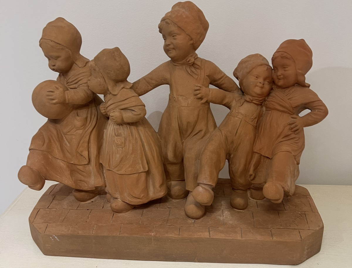Terre cuite , "Jour de fête " ronde d'enfants signée de Rubens Capaldo ( 1908- 1997 )
