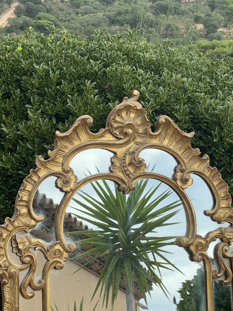 Miroird de style Régence à Parecloses, en bois et stuc doré, fin XIXe Siècle, H 117 x  L 73 cm-photo-2