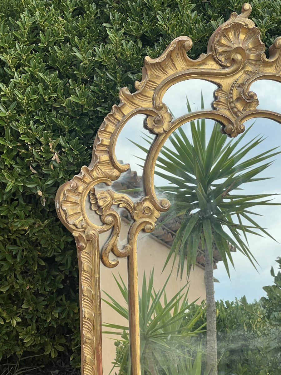 Miroird de style Régence à Parecloses, en bois et stuc doré, fin XIXe Siècle, H 117 x  L 73 cm-photo-3