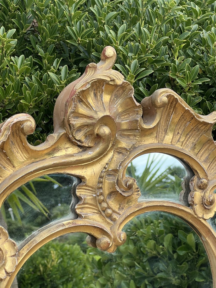 Miroird de style Régence à Parecloses, en bois et stuc doré, fin XIXe Siècle, H 117 x  L 73 cm-photo-4