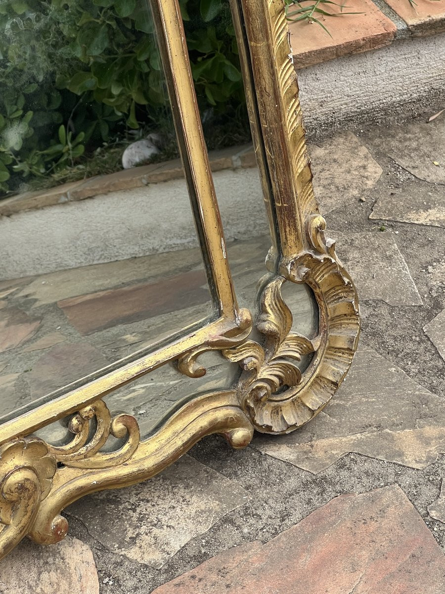 Miroird de style Régence à Parecloses, en bois et stuc doré, fin XIXe Siècle, H 117 x  L 73 cm-photo-7