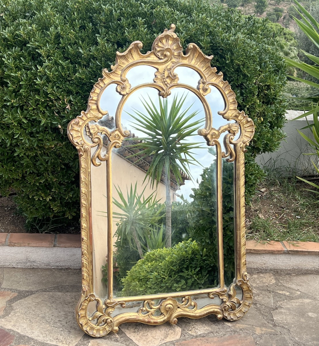 Miroird de style Régence à Parecloses, en bois et stuc doré, fin XIXe Siècle, H 117 x  L 73 cm