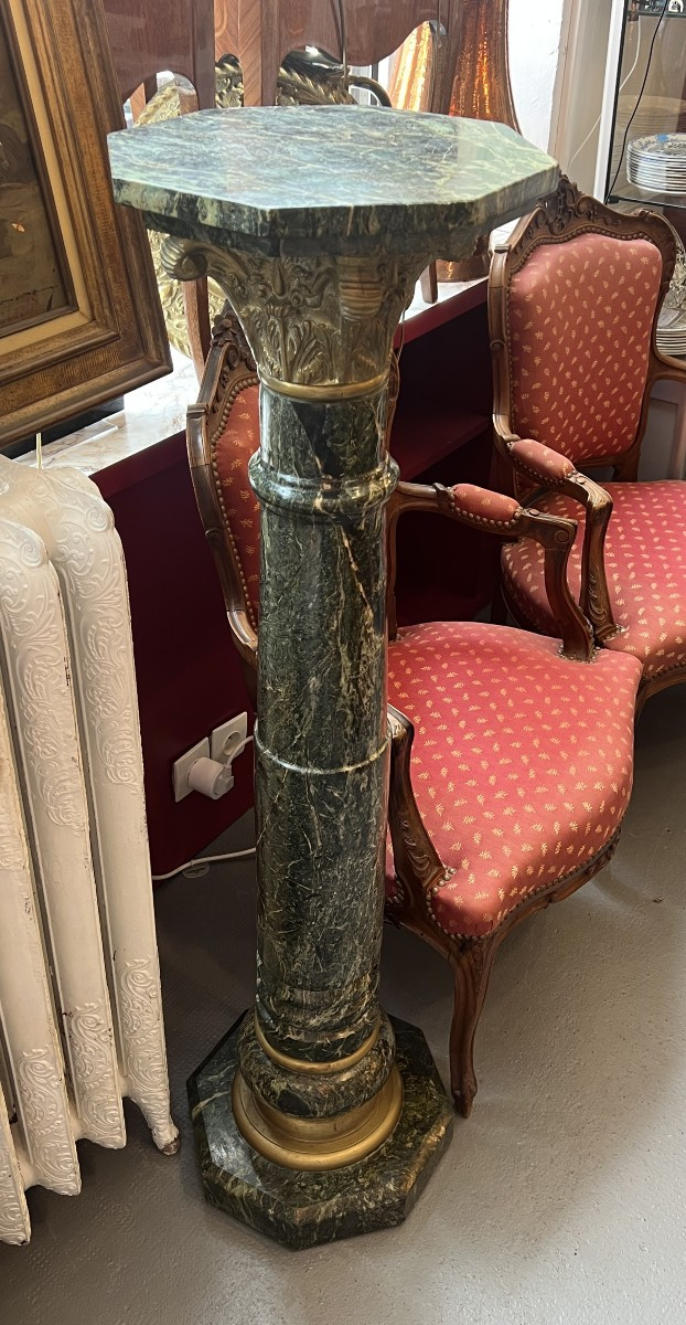 Grande colonne en marbre de portor et ornement en laiton doré, époque XIXe siècle