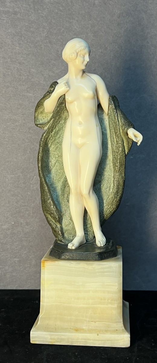 Joé Descomps (1869-1950 ) Sculpture chriséléphantine, jeune femme nue au manteau, 1925 art déco