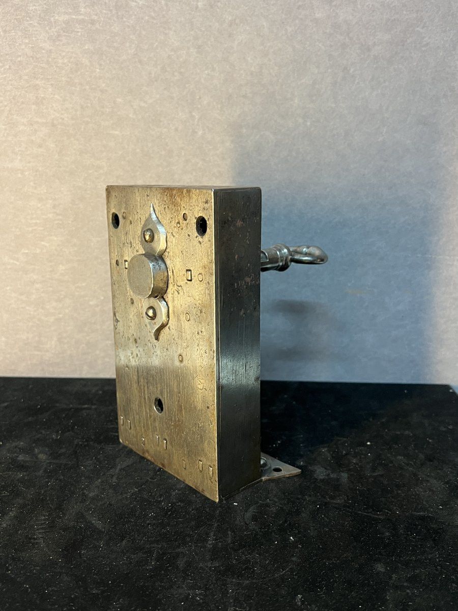 Serrure de coffre 17e en métal, clé et entrée de serrure en forme de pique ou cœur, fonctionne -photo-2