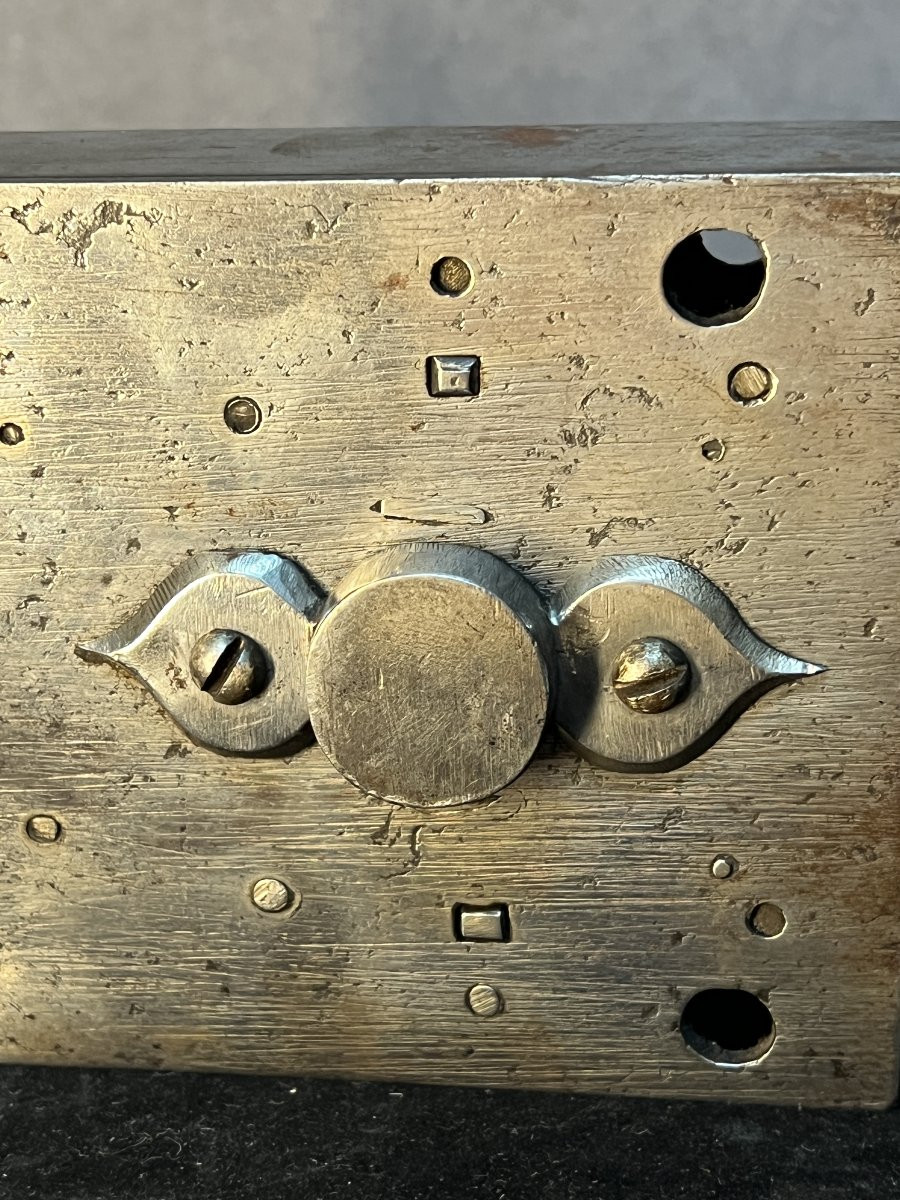 Serrure de coffre 17e en métal, clé et entrée de serrure en forme de pique ou cœur, fonctionne -photo-3