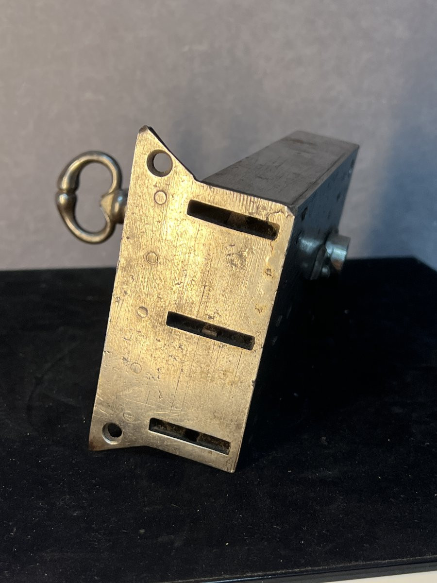 Serrure de coffre 17e en métal, clé et entrée de serrure en forme de pique ou cœur, fonctionne -photo-4