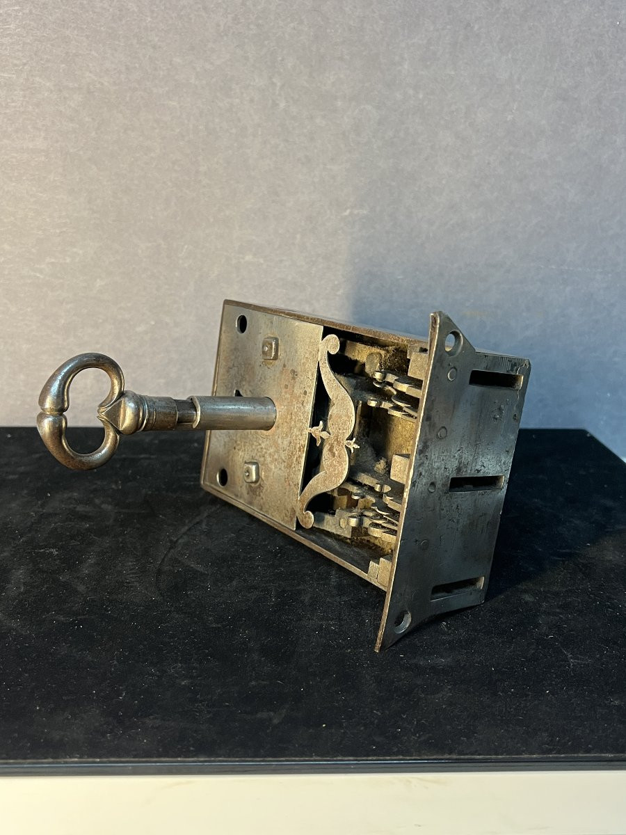 Serrure de coffre 17e en métal, clé et entrée de serrure en forme de pique ou cœur, fonctionne -photo-1