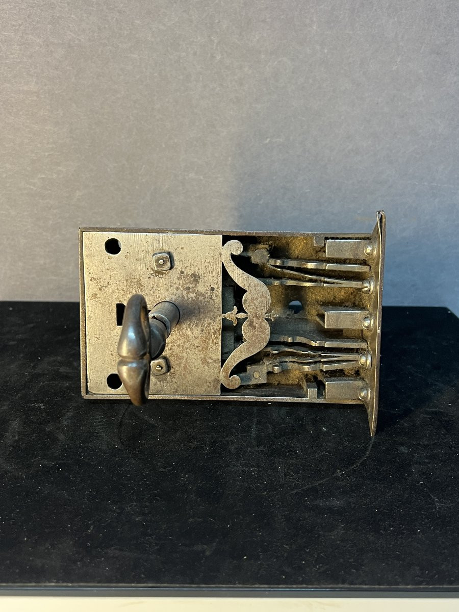 Serrure de coffre 17e en métal, clé et entrée de serrure en forme de pique ou cœur, fonctionne -photo-2