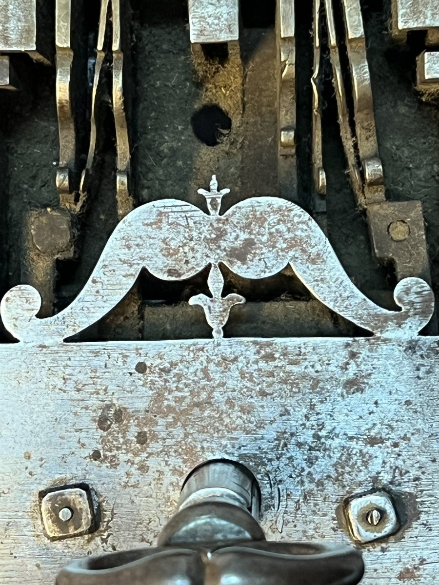 Serrure de coffre 17e en métal, clé et entrée de serrure en forme de pique ou cœur, fonctionne -photo-3