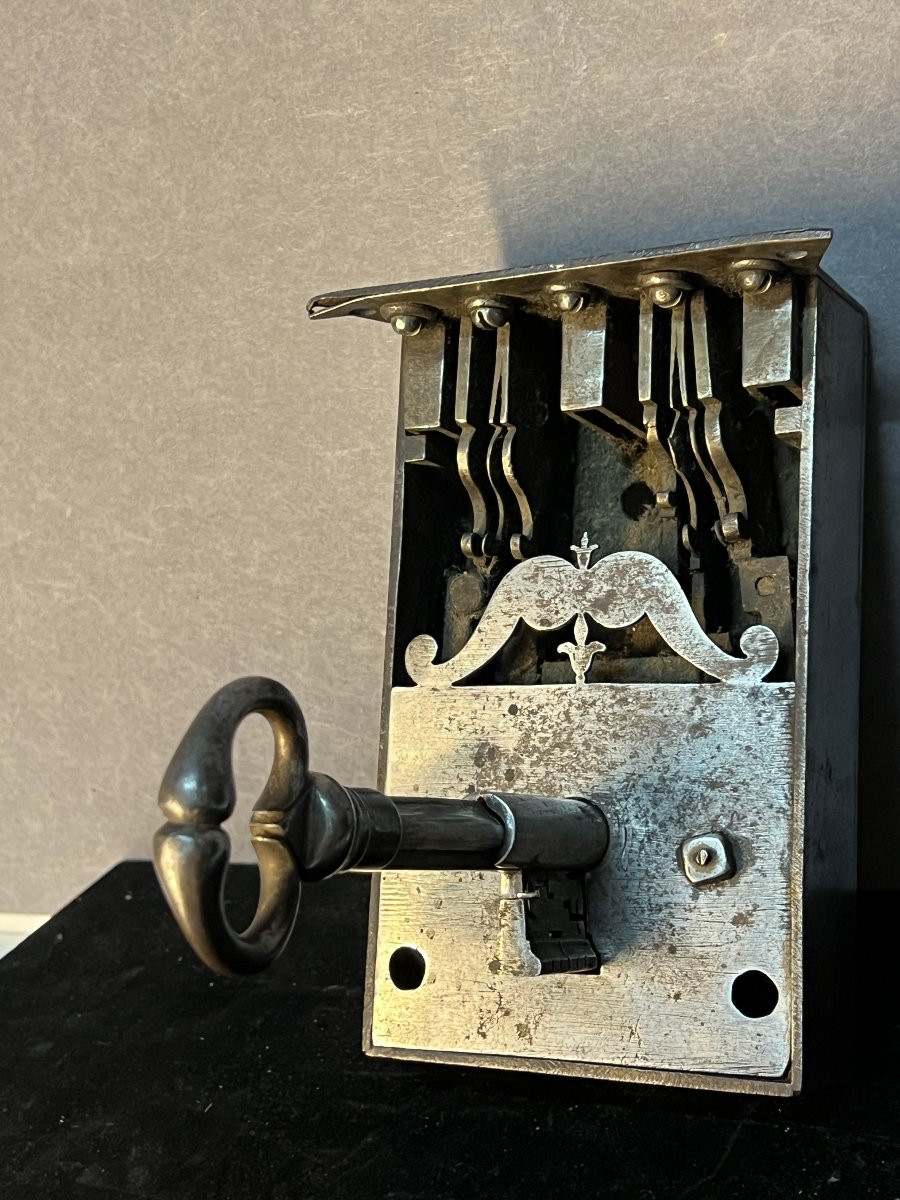 Serrure de coffre 17e en métal, clé et entrée de serrure en forme de pique ou cœur, fonctionne -photo-4