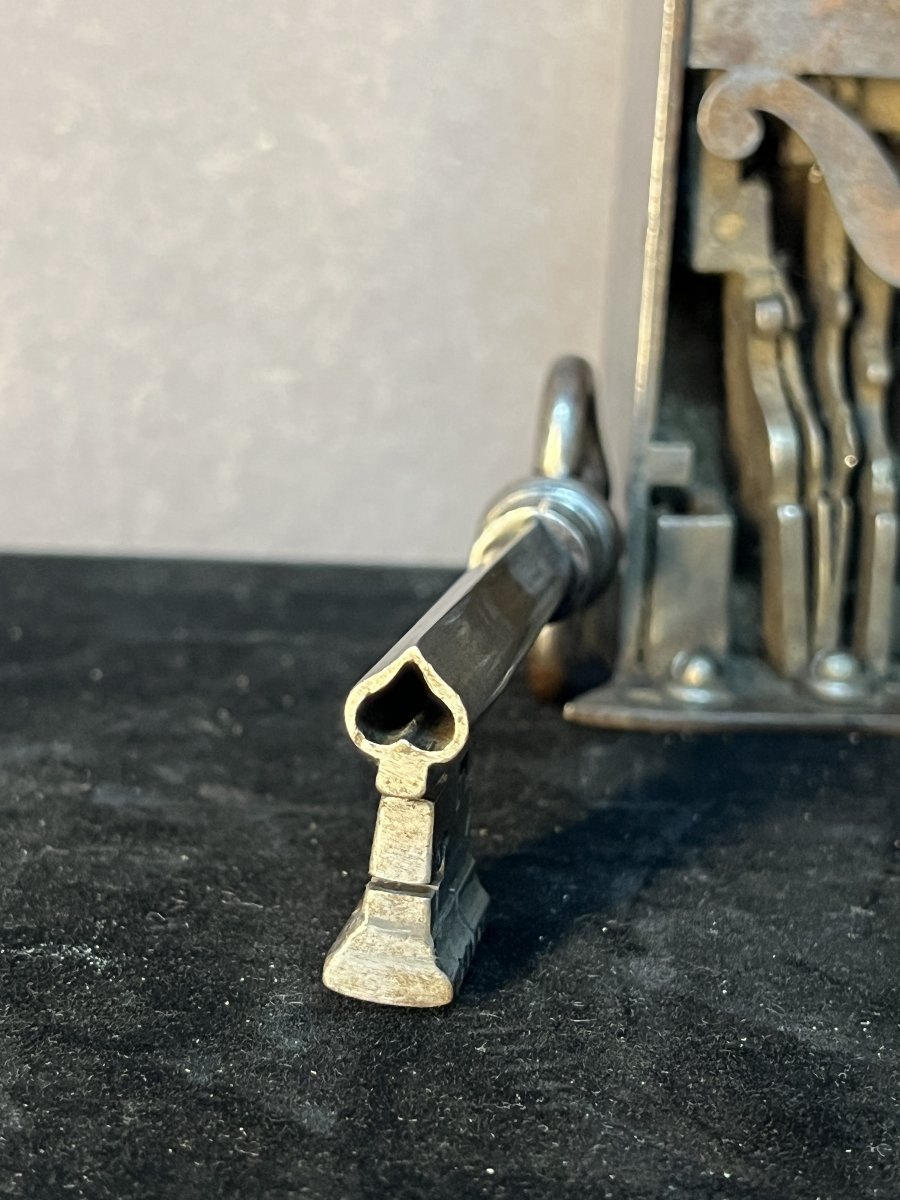 Serrure de coffre 17e en métal, clé et entrée de serrure en forme de pique ou cœur, fonctionne -photo-6